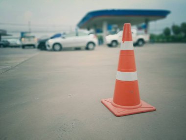Kırmızı kauçuk koni