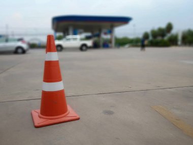 Kırmızı kauçuk koni