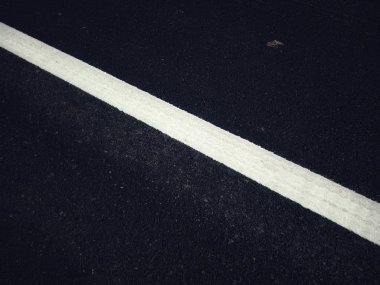 Yol trafiği boya asfalt yüzeyinde Beyaz