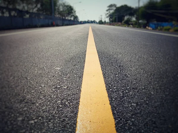 Pintura de tráfico Amarillo en la superficie de asfalto — Foto de Stock