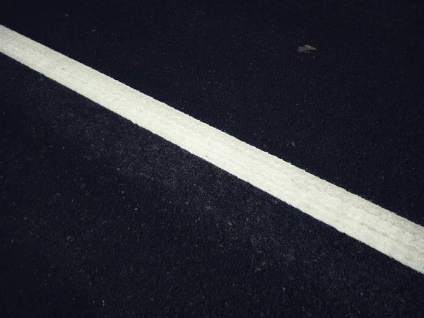 Het wegverkeer verf wit op het asfalt oppervlak — Stockfoto