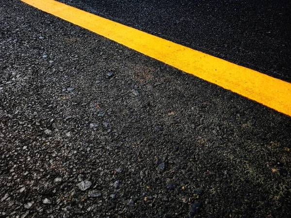 Pintura de tráfico Amarillo en la superficie de asfalto —  Fotos de Stock