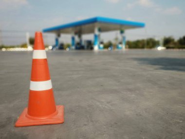 Kırmızı kauçuk koni
