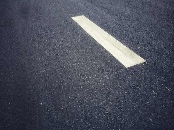 Barva silničního provozu bílá na asfaltové ploše — Stock fotografie