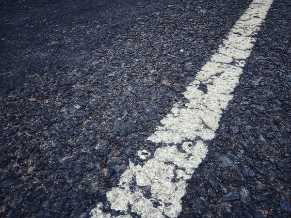 Het wegverkeer verf wit op het asfalt oppervlak — Stockfoto