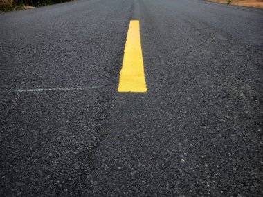 Yol trafik boyası asfalt yüzeyinde sarı