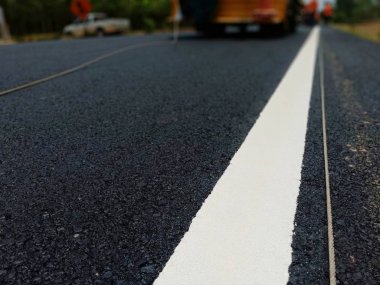 Yol trafiği boya asfalt yüzeyinde Beyaz