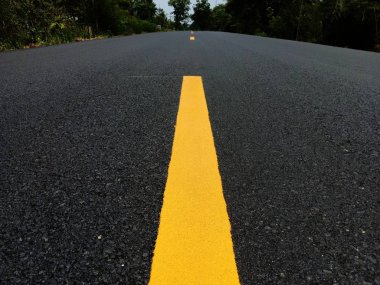 Yol trafik boyası asfalt yüzeyinde sarı