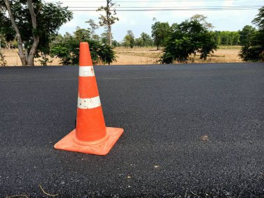 Yol yapım aşamasındadır ve kırmızı kauçuk koni 