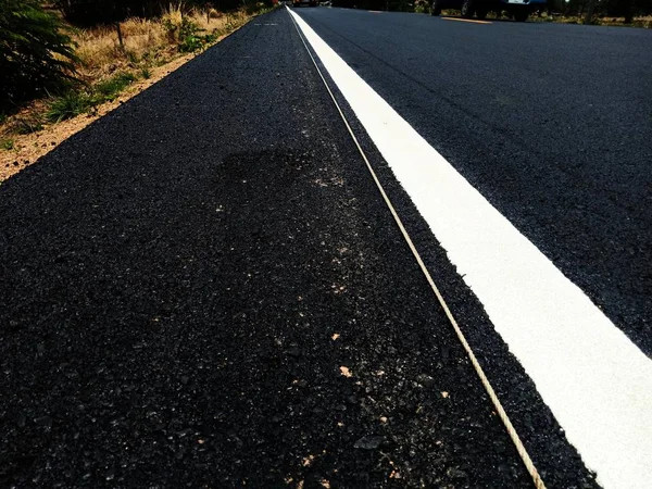 道路交通はアスファルト表面に白を塗ります — ストック写真