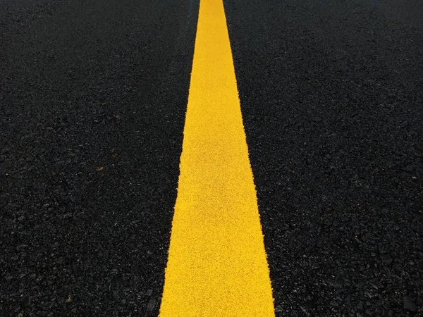 Straßenverkehrsfarbe gelb auf dem Asphalt — Stockfoto