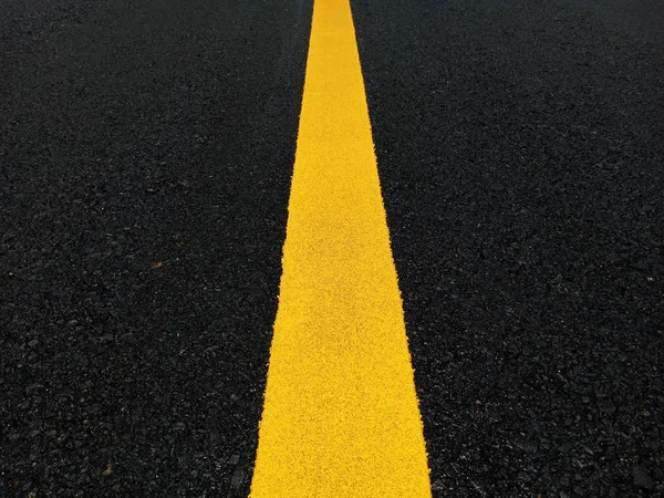 Pintura de tráfico Amarillo en la superficie de asfalto — Foto de Stock