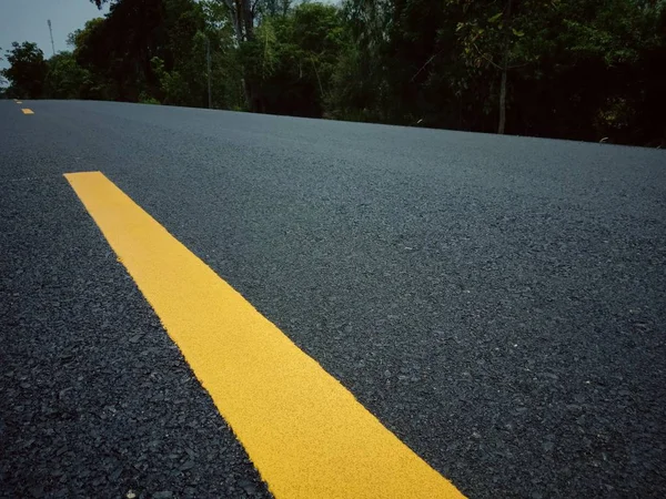 Barva silničního provozu žlutá na asfaltové ploše — Stock fotografie