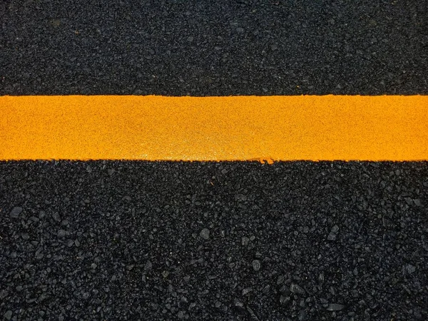 Het wegverkeer verf geel op het asfalt oppervlak — Stockfoto