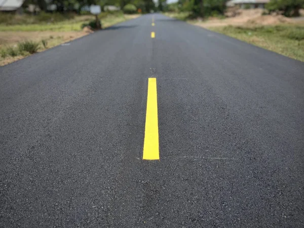 道路交通塗料アスファルト表面に黄色 — ストック写真