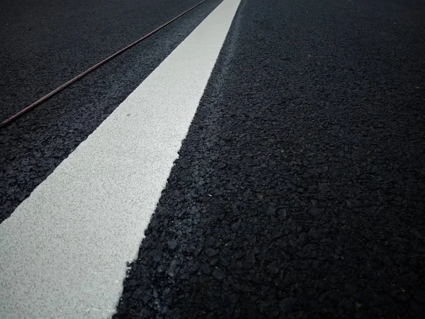 Het wegverkeer verf wit op het asfalt oppervlak — Stockfoto