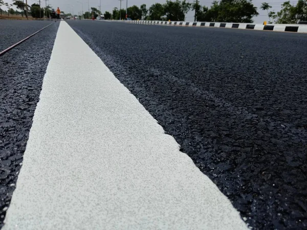 Yol trafiği boya asfalt yüzeyinde Beyaz