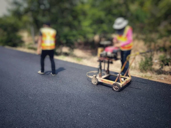 Perforación para la superficie de la carretera de asfalto para encontrar el espesor de la carretera, borrosa — Foto de Stock