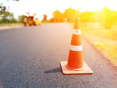 Tayland yolda kırmızı koni