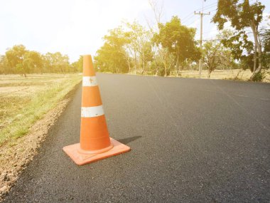 Tayland yolda kırmızı koni