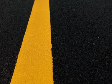 Yol trafik boyası asfalt yüzeyinde sarı