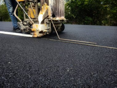 Yol trafiği boya asfalt yüzeyinde Beyaz