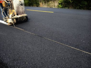 Yol trafiği boya asfalt yüzeyinde Beyaz