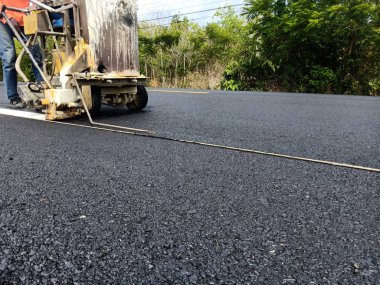 Yol trafiği boya asfalt yüzeyinde Beyaz