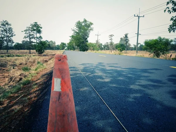 Yol trafiği boya asfalt yüzeyinde Beyaz