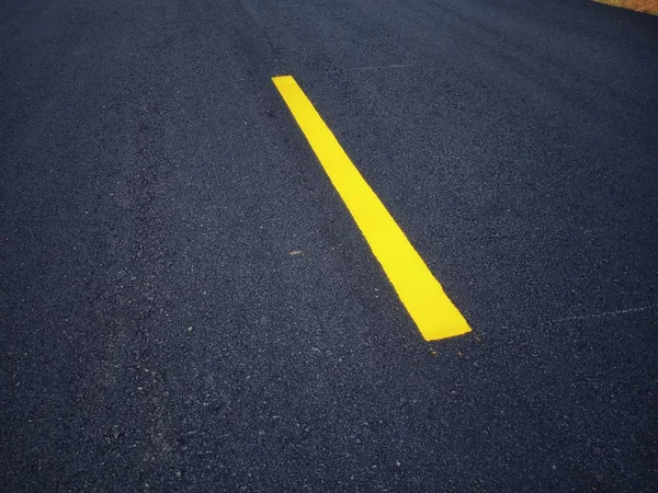 Pintura de tráfico Amarillo en la superficie de asfalto — Foto de Stock