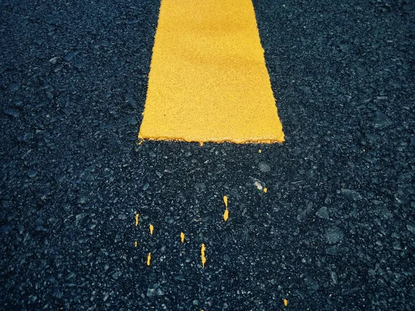 Road traffic paint Yellow on the asphalt surface — Stock Photo, Image