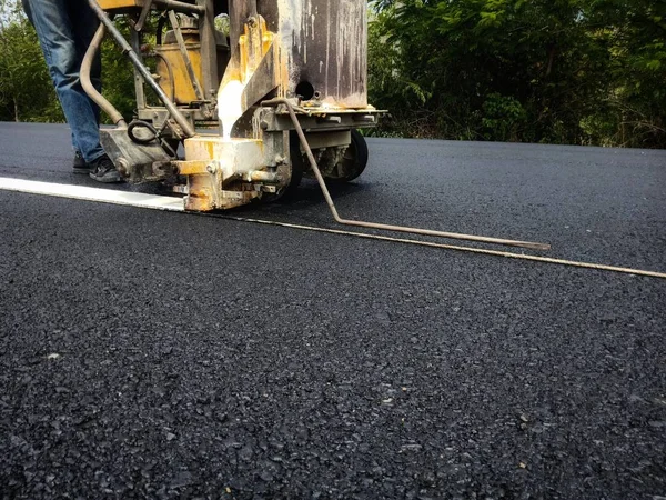 Yol trafiği boya asfalt yüzeyinde Beyaz