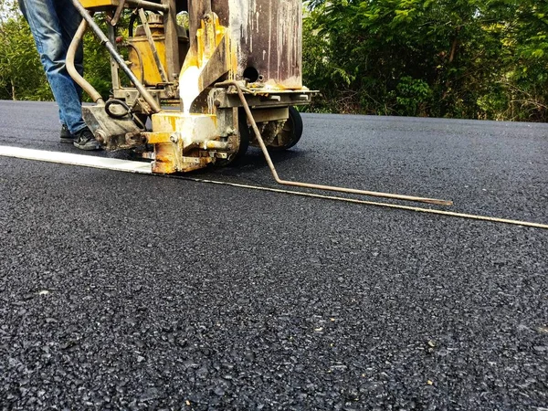 Yol trafiği boya asfalt yüzeyinde Beyaz