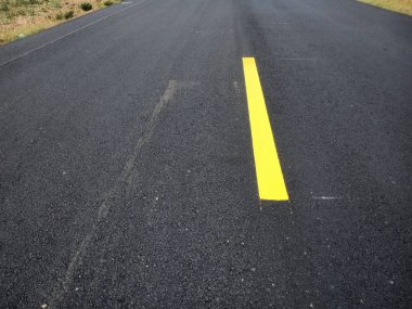 Yol trafik boyası asfalt yüzeyinde sarı