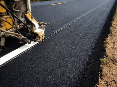 Yol trafiği boya asfalt yüzeyinde Beyaz