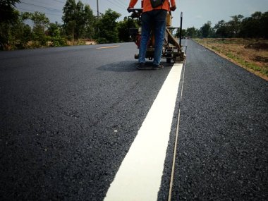 Yol trafiği boya asfalt yüzeyinde Beyaz