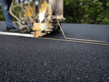 Yol trafiği boya asfalt yüzeyinde Beyaz