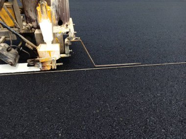 Yol trafiği boya asfalt yüzeyinde Beyaz