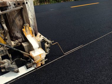 Yol trafiği boya asfalt yüzeyinde Beyaz
