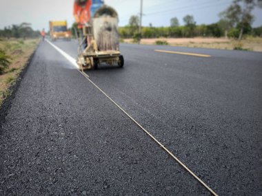 Yol trafiği boya asfalt yüzeyinde Beyaz