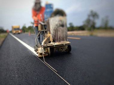 Yol trafiği boya asfalt yüzeyinde Beyaz
