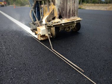 Yol trafiği boya asfalt yüzeyinde Beyaz