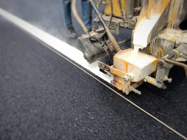 Yol trafiği boya asfalt yüzeyinde Beyaz