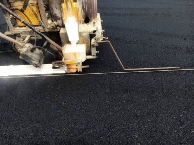 Yol trafiği boya asfalt yüzeyinde Beyaz