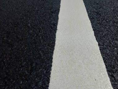 Yol trafiği boya asfalt yüzeyinde Beyaz