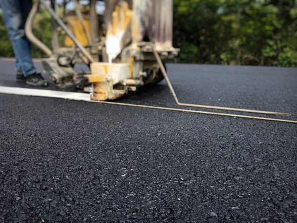 Peinture pour la circulation routière Blanc sur la surface asphaltée — Photo