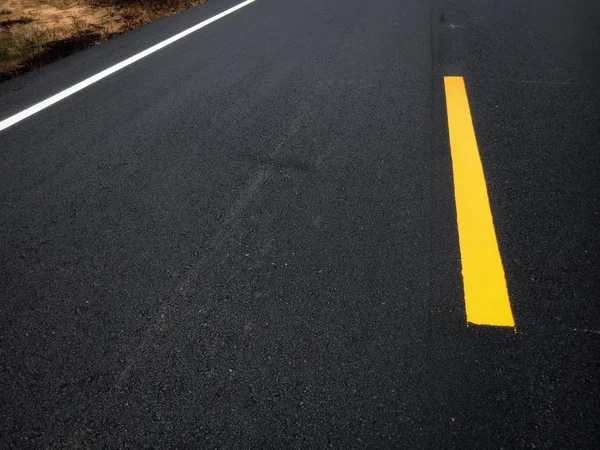 道路交通在沥青表面上漆黄色 — 图库照片