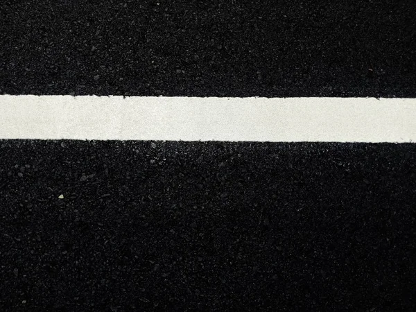 Дорожній рух фарби білого кольору на асфальті поверхні — стокове фото