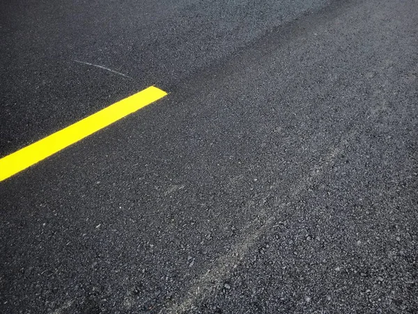 Road traffic paint Yellow on the asphalt surface — Stock Photo, Image