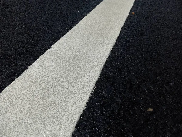 Het wegverkeer verf wit op het asfalt oppervlak — Stockfoto